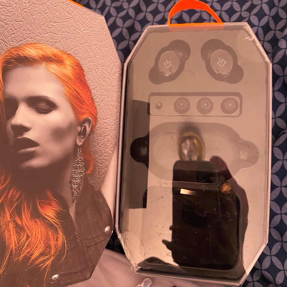 Wireless Earbuds - image 1